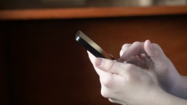 Eller manifatura mesaj Smartphone cep telefonu ile.