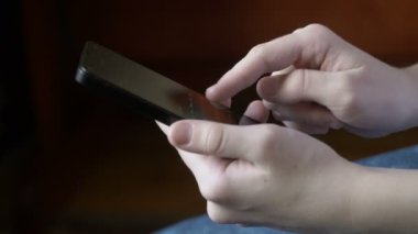 Eller manifatura mesaj Smartphone cep telefonu ile.