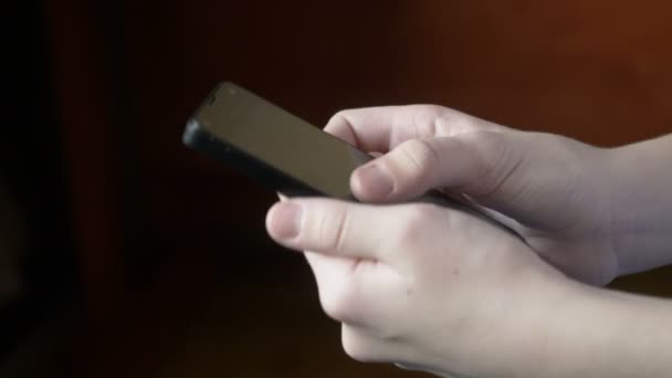 Vrouwelijke handen SMS bericht op smartphone. — Stockvideo