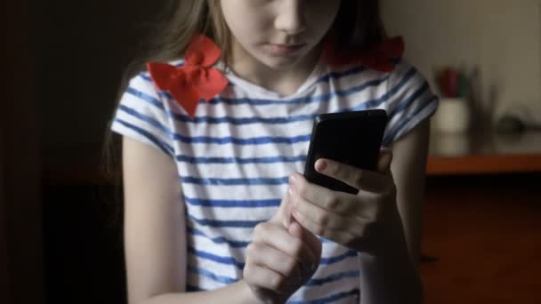 Sourire fille texto message sur smartphone à la maison . — Video