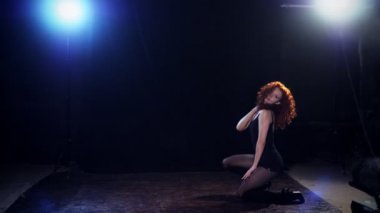 Genç redhaired seksi striptiz dansçısı