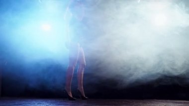 Genç redhaired seksi striptiz dansçısı