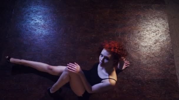 Joven pelirroja sexy striptease bailarina — Vídeo de stock