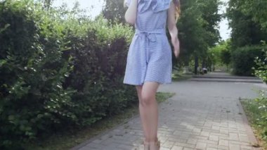 Parkta yürüyüş ve Evet güzel kadın.