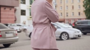 Genç kadın sokakta onu cep telefonuyla söz.