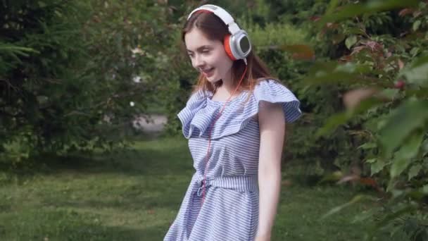 Mujer joven con auriculares escuchando música. — Vídeos de Stock