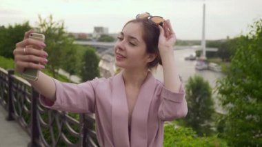 Şık kadın selfie Waterfront şehrin yapar..