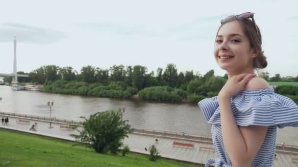 Hermosa mujer caminando con humor romántico en el parque de verano . — Vídeos de Stock