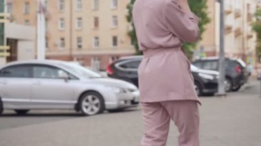 Genç kadın sokakta onu cep telefonuyla söz.