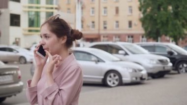 Genç kadın sokakta onu cep telefonuyla söz.