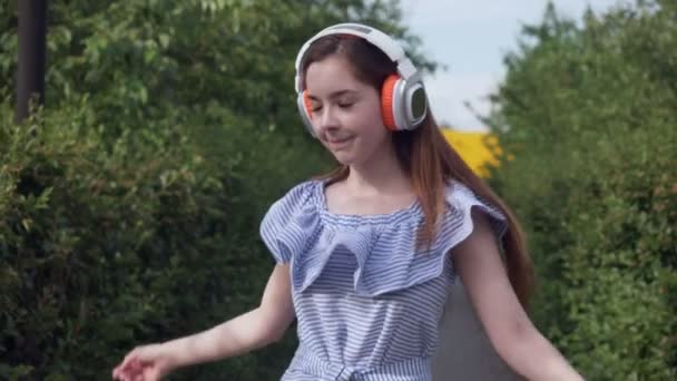 Young woman with headphones listening music. — Stock Video