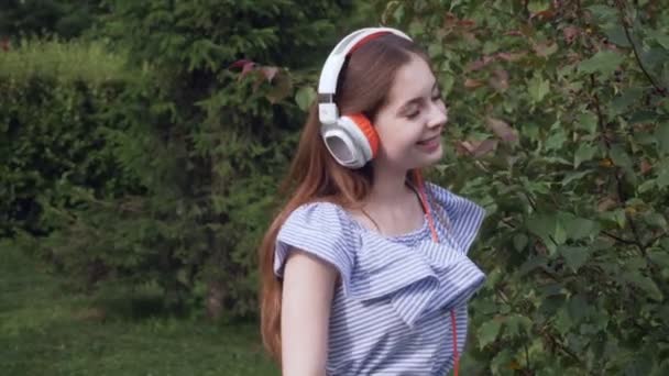 Mujer joven con auriculares escuchando música. — Vídeo de stock