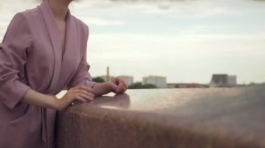 Waterfront şehrin yürüyen genç şık kadın.