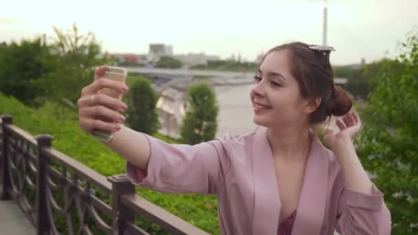 Femme élégante fait selfie sur le front de mer dans la ville . — Video