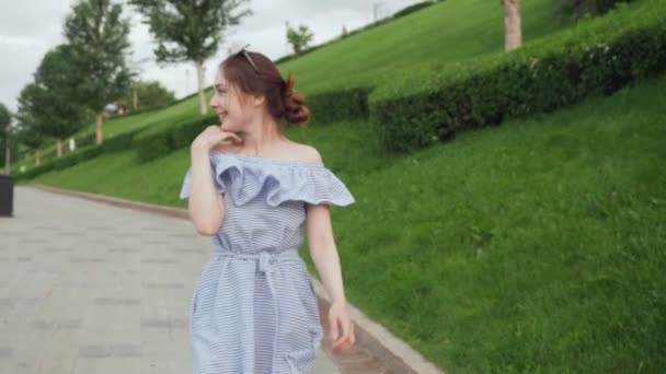 Schöne Frau beim Spaziergang mit romantischer Stimmung im Sommerpark. — Stockvideo