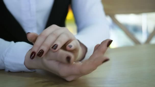 Primer plano de las manos femeninas en la cafetería . — Vídeo de stock