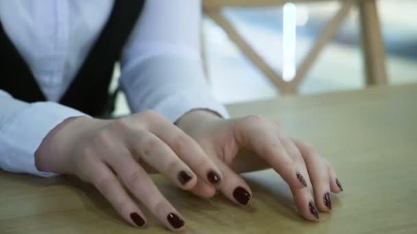 カフェで女性の手のクローズ アップ ショット. — ストック動画