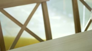 Kapuçino ile bir kafede oturan genç kadın.