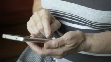 Smartphone kullanarak eski eller üzerinde yakından görmek.