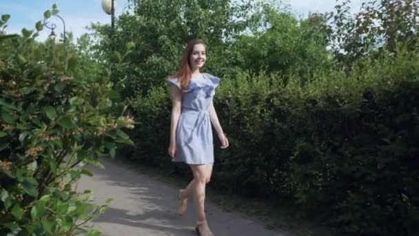 Bella donna che cammina con umore romantico nel parco estivo . — Video Stock