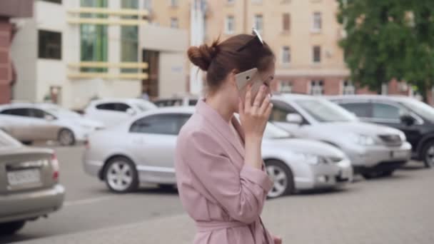 Jovem mulher falando em seu telefone celular na rua . — Vídeo de Stock