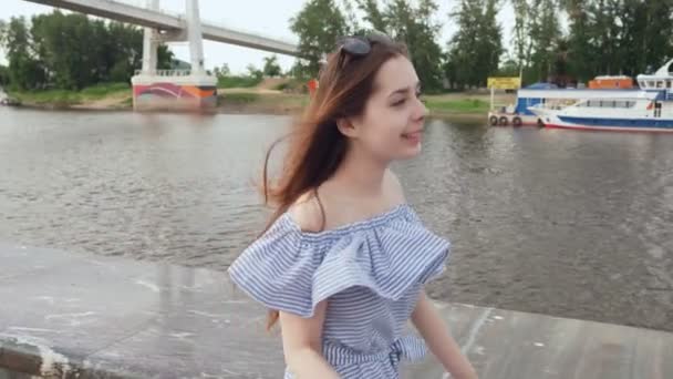 Stijlvolle jongedame lopen op het water in de stad. — Stockvideo