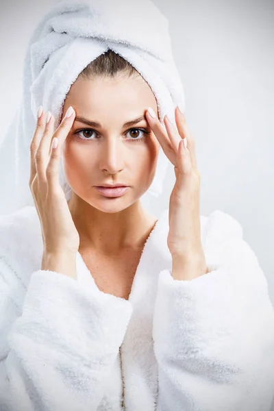 Mujer sensual joven con toalla de baño en la cabeza . — Foto de Stock