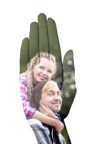 Dupla exposição da palma da mão e casal amantes . — Fotografia de Stock