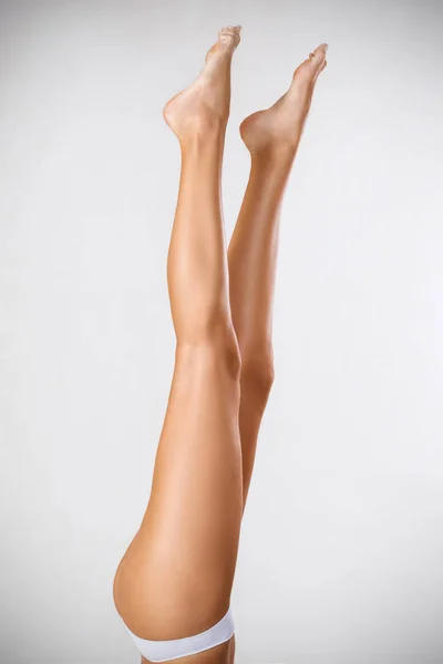 Perfeito e belas pernas femininas . — Fotografia de Stock