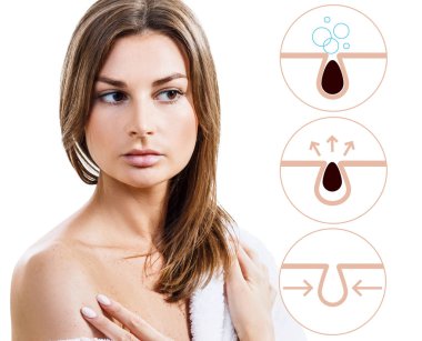 Güzel kadın kirletecek ve yüz gözenekleri temizlemek nasıl gösterir.