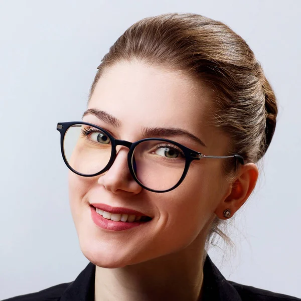 Jovem Mulher Negócios Sorridente Óculos Sobre Fundo Azul Close — Fotografia de Stock