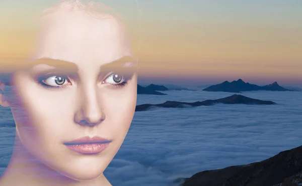Подвійний експозиційний портрет молодої жінки та моря хмар . — стокове фото
