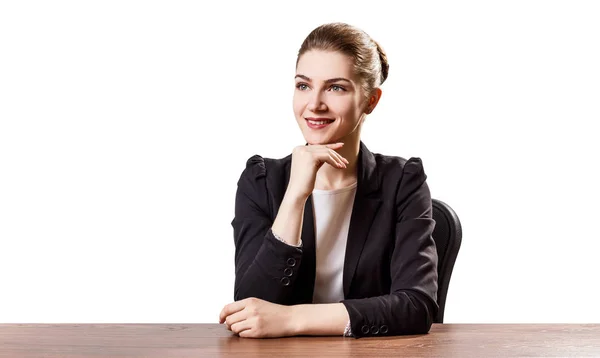 Retrato de jovem mulher de negócios sentada à mesa . — Fotografia de Stock