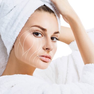 Çizgiler üzerinde yüz germe ile bornoz kadında.