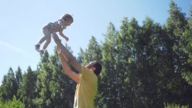 Genç baba onun küçük kızı açık havada atma.