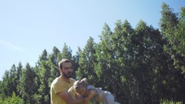Genç baba onun küçük kızı açık havada spin.