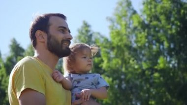 Genç gösterir baba ve küçük kızı açıklamak.