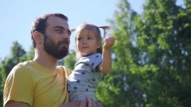 Genç gösterir baba ve küçük kızı açıklamak.