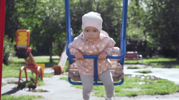 Menina bonito no balanço no parque de verão . — Vídeo de Stock