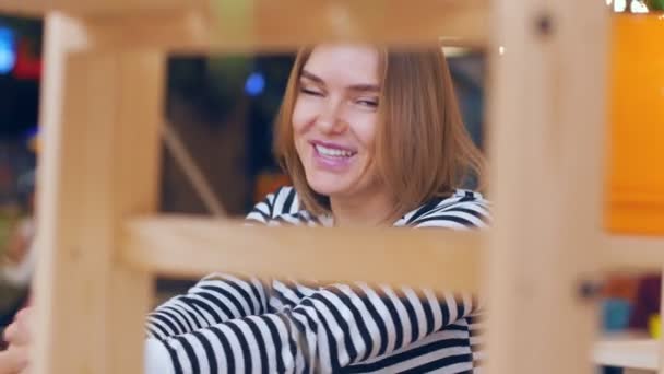 Jovem mulher atraente posando no café . — Vídeo de Stock