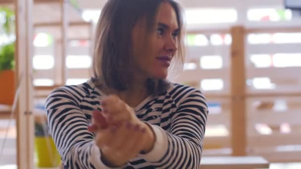 Mujer atractiva joven posando en la cafetería . — Vídeo de stock