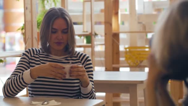 Vrouw nemen foto van haar professionele camera. — Stockvideo