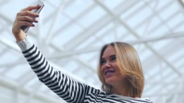 Güzel kadın selfie alışveriş merkezinde yapma.