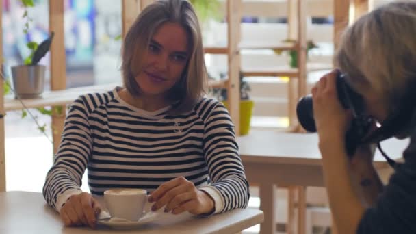 Vrouw nemen foto van haar professionele camera. — Stockvideo