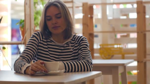 Όμορφη γυναίκα που χρησιμοποιούν smartphone στο καφέ. — Αρχείο Βίντεο
