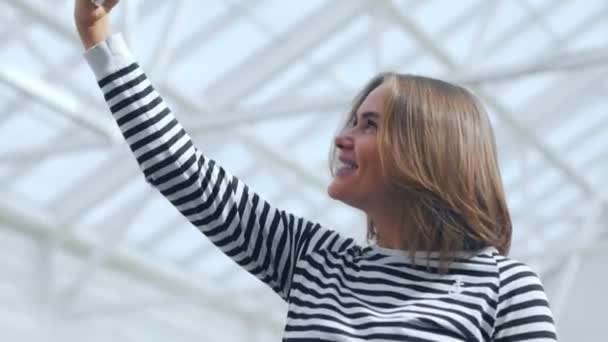 Hermosa mujer haciendo selfie en el centro comercial . — Vídeo de stock