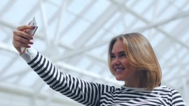 Hermosa mujer haciendo selfie en el centro comercial . — Vídeo de stock