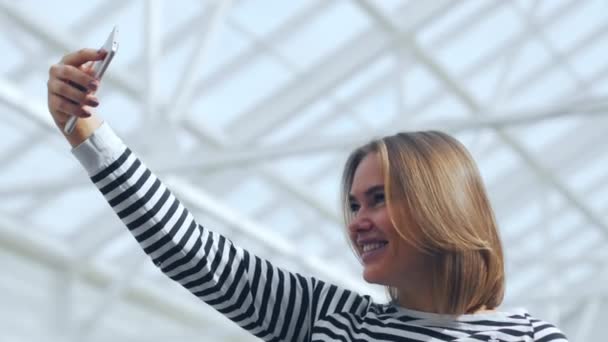 Schöne Frau macht Selfie in der Mall. — Stockvideo