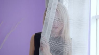 Pencere duran Yound güzel üzgün kadın.