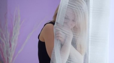 Pencere duran Yound güzel üzgün kadın.